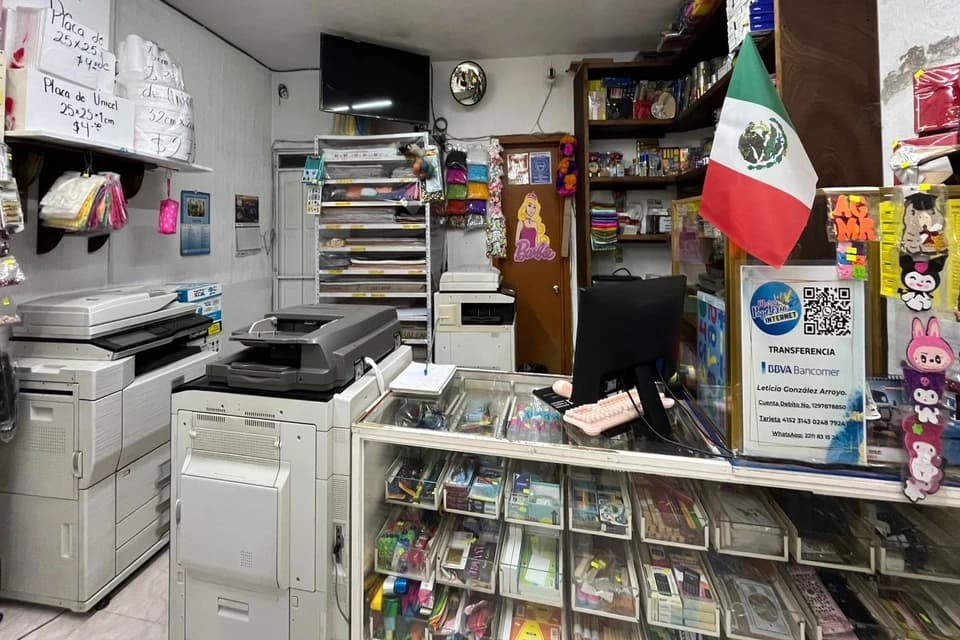 Mostrador y equipos de impresión de la papelería